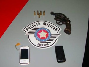 PM apreendeu arma usada no crime no Jardim Esplanada em São José dos Campos (Foto: Divulgação/ PM)