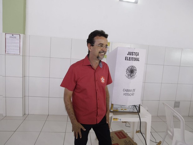 Fernando Mineiro (PT) votou por volta das 10h15 na Associação de Moradores do Conjunto Cidade Satélite (Foto: Sarah Wollermann)