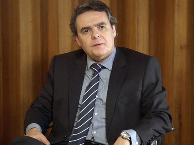 Evandro diz que não vai aparecer de mãozinha dada com Beatriz (Foto: TV Globo)