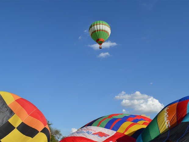Os primeiros balões começam a subir e encantar os espectadores (Foto: Fernanda Testa/G1)