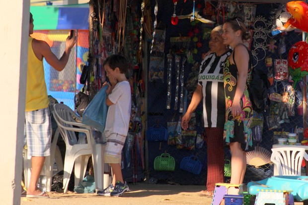 Adriana Esteves com o filho na Lagoa Rodrigo de Freitas, RJ (Foto: JC Pereira/Foto Rio News)