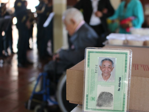 Dominguinhos (ao fundo) tirou RG com 99 anos. (Foto: Gabriela Pavão/ G1 MS)