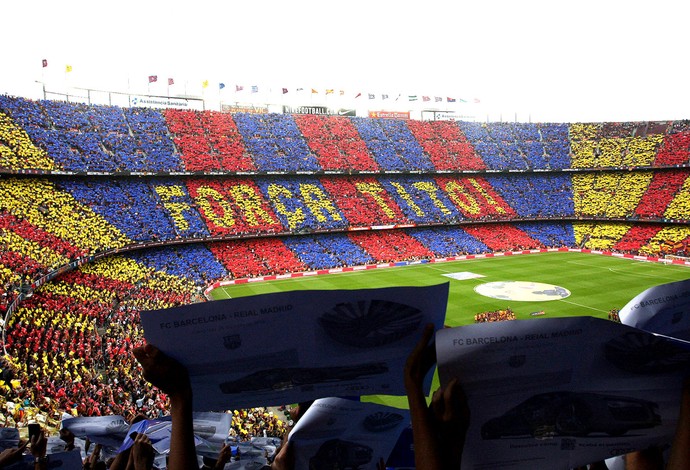 mosaico torcida Barcelona x Real Madrid (Foto: AFP)