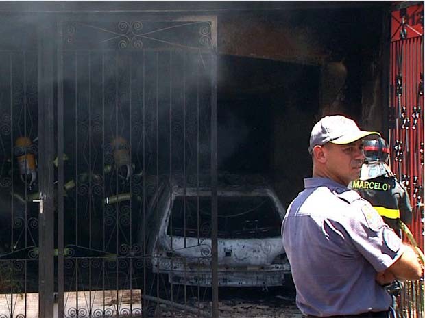 Bombeiros trabalharam para apagar o fogo e impedir incêndio em casa de Ribeirão (Foto: Paulo Souza/ EPTV)