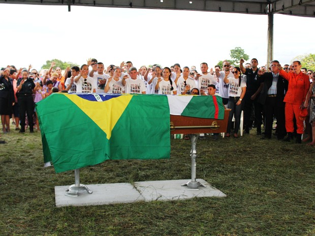 Cerimônia fúnebre reuniu familiares, amigos e colegas de profissão de Hélio (Foto: Valéria Oliveira/ G1 RR)