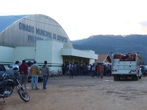 Dezenas de pessoas se aglomeraram em torno do ginásio para ver de perto o ocorrido (Foto: Giácomo Miranda/Diário Alto Vale/Divulgação)