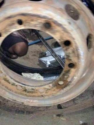 Droga estava escondida dentro de roda de caminhão, segundo a PF (Foto: Divulgação/PF)