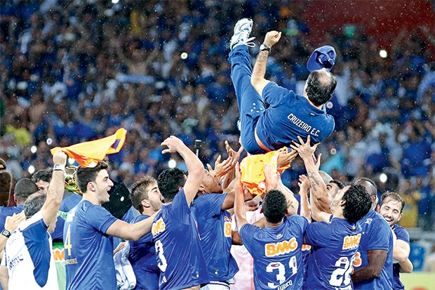 É RAPOSA Os jogadores do Cruzeiro jogam para o alto o técnico Marcelo Oliveira, depois da conquista do Brasileirão (Foto: Gustavo Theza /Brazil Photo Press )