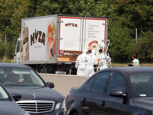Caminhão em que dezenas de imigrantes foram encontrados mortos é isolado em estrada da Ásutria (Foto: AFP PHOTO / DIETER NAGL)
