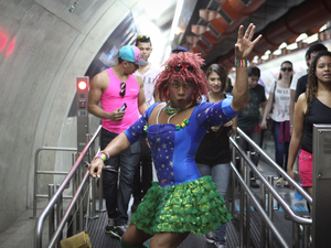 Participantes a caminho da 18ª Parada do Orgulho de Lésbicas, Gays, Bissexuais, Travestis e Transexuais de São Paulo. (Foto: Caio Kenji/G1)