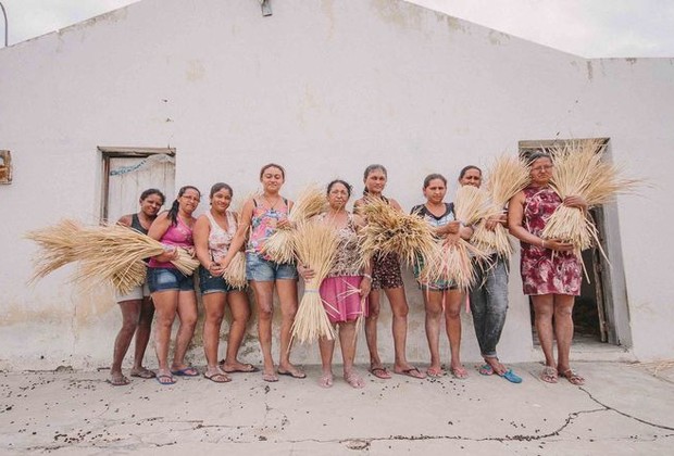 Artesãs que trançam palha de carnaúba em Várzea Queimada, Piauí (Foto: Diego Cagnato)