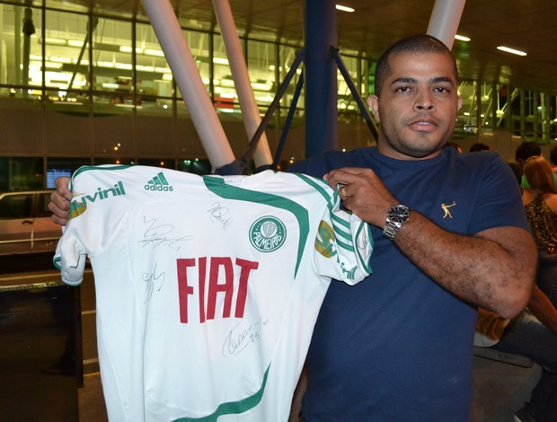 Torcedor do Palmeiras mostra a camisa autografada pelos jogadores, em Natal (Foto: Jocaff Souza) Torcedor do Palmeiras mostra a camisa autografada pelos jogadores, em Natal (Foto: Jocaff Souza)