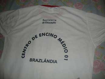 Camiseta de uniforme escolar do DF que traz ensino escrito com 'C' (Foto: Taynara Santos/Divulgação)