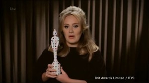Adele no BRIT Awards (Foto: Reprodução)