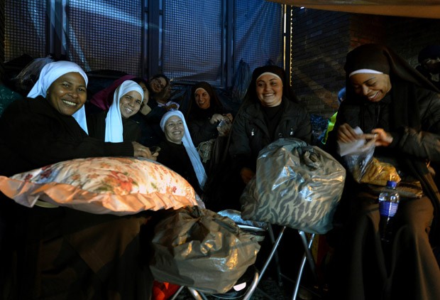 Freiras também vão passar a noite na fila em Aparecida (Foto: Nelson Almeida/AFP)