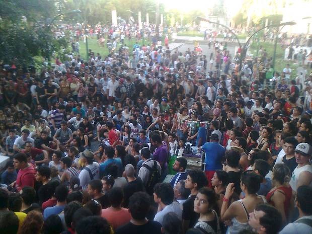 Centenas de pessoas discutem como deverá ser realizada a passeata marcada para ocorrer nesta segunda (17). (Foto: Dominik Giusti/G1)