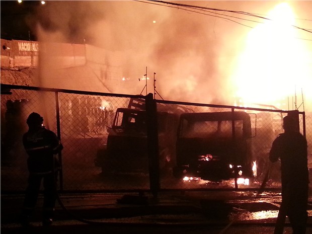 Incêndio causou estragos em distribuidora de gás em Perdões, MG (Foto: José Luis Leal / Folha de Perdões)