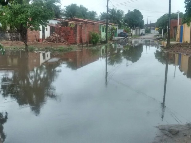 Travessa Iguatu, no conjunto Santarém, ficou alagada pelas chuvas na Zona Norte de Natal (Foto: Janaína Lima/G1)