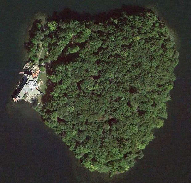 Ilha que Angelina Jolie comprou para Brad Pitt (Foto: Google Maps/Reprodução)