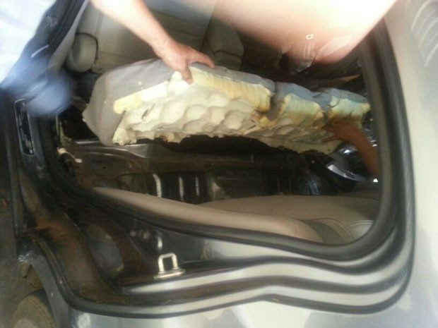 Entorpecente estava escondido no porta-malas do veículo, assoalho, portas e para-choques (Foto: Thiago Penteado/TV Fronteira)