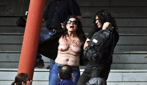 Casal que participou de manifestações contra touradas foi retirado à força do local.  (Foto: AFP Photo/Ernesto Benavides)