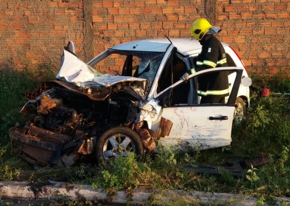 Carro ficou destruído com a batida (Foto: Corpo de Bombeiros/Divulgação)