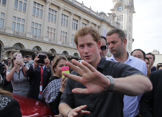 Populares tentam registrar com seus celulares passagem de Harry pelo centro de São Paulo (Foto: AgNews)