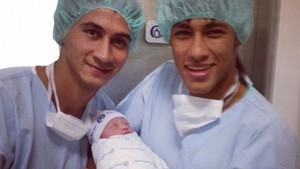 Neymar posta foto com Ganso e filha recém-nascida: 'Bem-vindo ao clube' (Instagram / Reprodução)