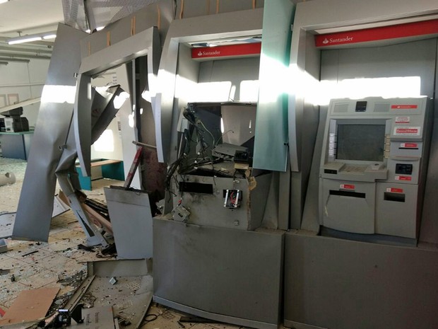 Agência do banco Santander em Ribeirão, na Mata Sul de Pernambuco, ficou destruída após explosão (Foto: Reprodução/WhatsApp)