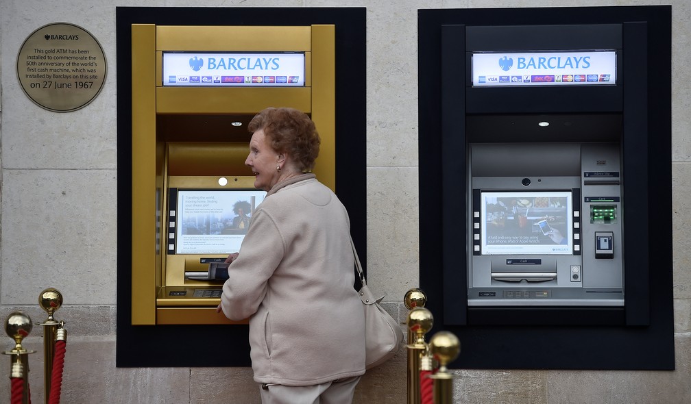 Primeiro caixa eletrônico foi inaugurado em 27 de junho de 1967 em uma agência do banco Barclays em Enfield, no norte de Londres (Foto: Hannah McKay/Reuters)