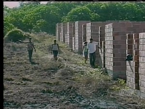 A construção de mais de três mil casas do programa Minha Casa Minha Vida foi prejudicada (Foto: Reprodução/TV Anhanguera)