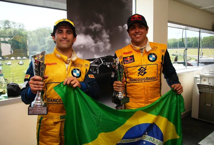 Cacá Bueno e Sergio Jimenez exibem troféu e bandeira brasileira na Inglaterra (Foto: Divulgação)