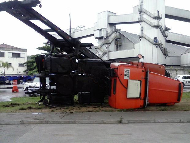 Caminhão invadiu a pista contrária da Avenida Perimetral, em Santos, SP (Foto: Paulo Petty/G1)