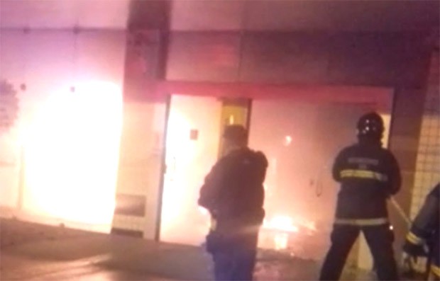 Com a explosão, as chamas destruíram parte da agência; criminosos fugiram sem levar o dinheiro dos terminais (Foto: Divulgação/PM)