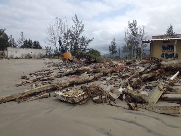 Ressaca fez estrago em praia de Ilha Comprida, SP (Foto: G1)