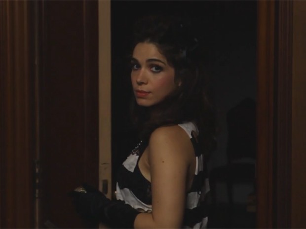 Sabrina estrela clipe da música 'Em Meio a Tudo' (Foto: Reprodução)