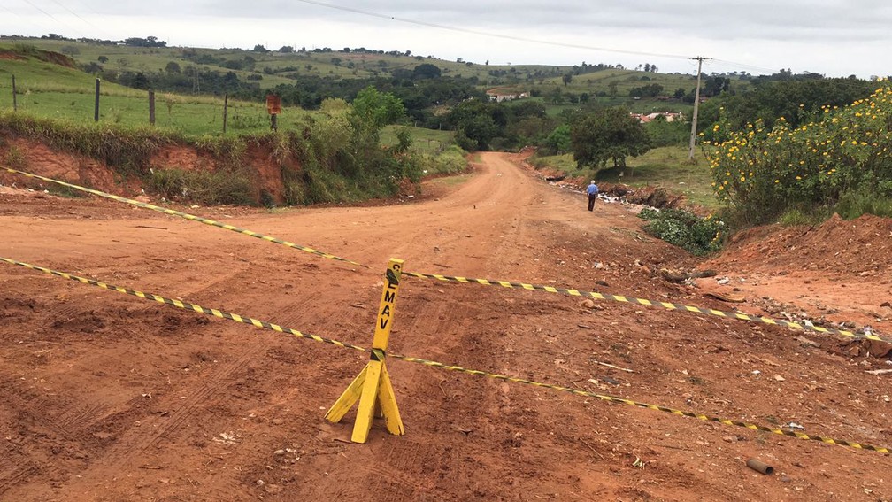 Estrada rural foi interditada pela Semav (Foto: Valmir Custódio/G1)