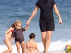 Claudia Abreu vai à praia com os filhos no Rio