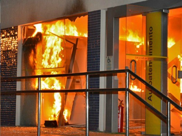 Agência bancária foi incendiada por bando em Mirante da Serra (Foto: Comando190/Divulgação)