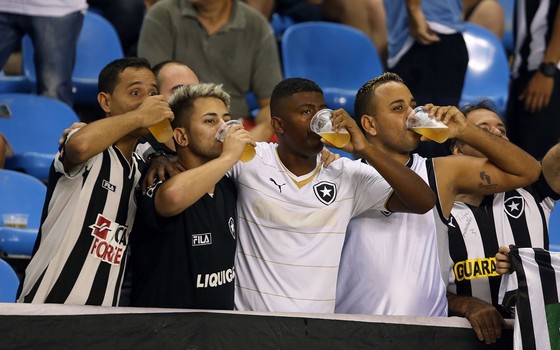 Proibida desde 2008, cerveja voltou aos estádios na partida entre Botafogo e Ceará no Nilton Santos (Foto: Satiro Sodre / SSPress)