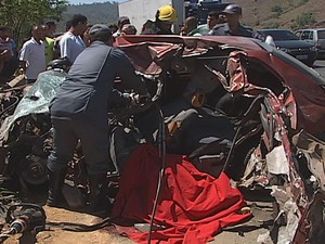 Bombeiros usaram um desencarcerador para retirar uma vítima.  (Foto: Reprodução/ Inter TV dos Vales)