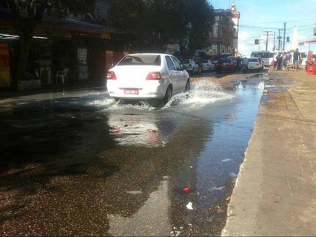 Refluxo de águas dos esgotos começa a preocupar na Avenida Eduardo Ribeiro (Foto: Laura Lys/TV Amazonas)