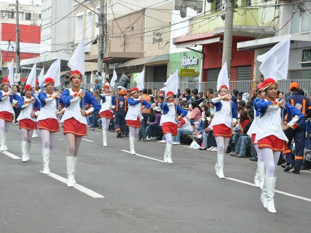 Várias escolas participaram do desfile que comemorou o aniversário de 113 de Campo Grande. (Foto: Laura Toledo/G1 MS)