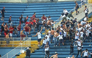 confusão torcida Atlético-PR e Vasco jogo (Foto: Heuler Andrey / Agência Estado)