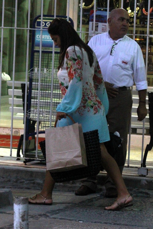 Juliana Paes vai as compras na Barra da Tijuca, RJ (Foto: Dilson Silva / Agnews)