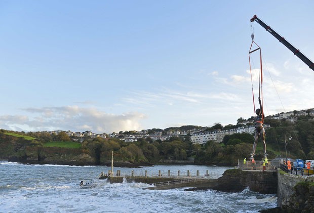 Escultura de mulher nua e grávida provocou polêmica na Inglaterra. (Foto: Toby Melville/Reuters)