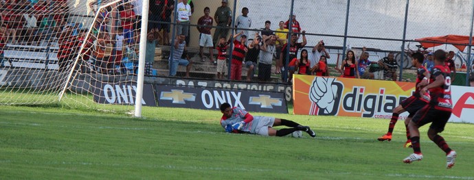 Lucas defende bola com o pé (Foto: Emanuele Madeira/GLOBOESPORTE.COM)