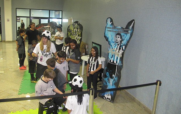 Crianças pintura Botafogo (Foto: André Casado / Globoesporte.com)