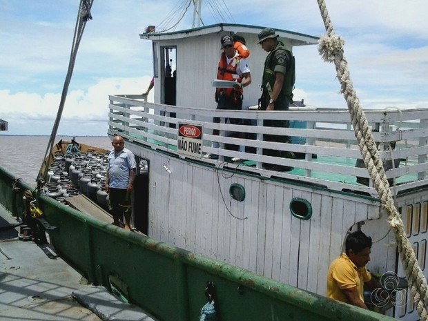 Embarcação foi apreendida com 280 botijões de gás armazenados de maneira irregular (Foto: Reprodução/TV Amapá)
