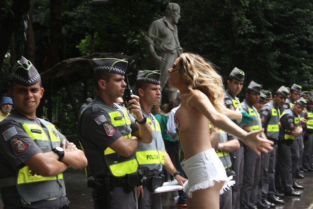 Ju Isen protesta com seios à mostra (Foto: Amauri Nehn/Photo Rio News )